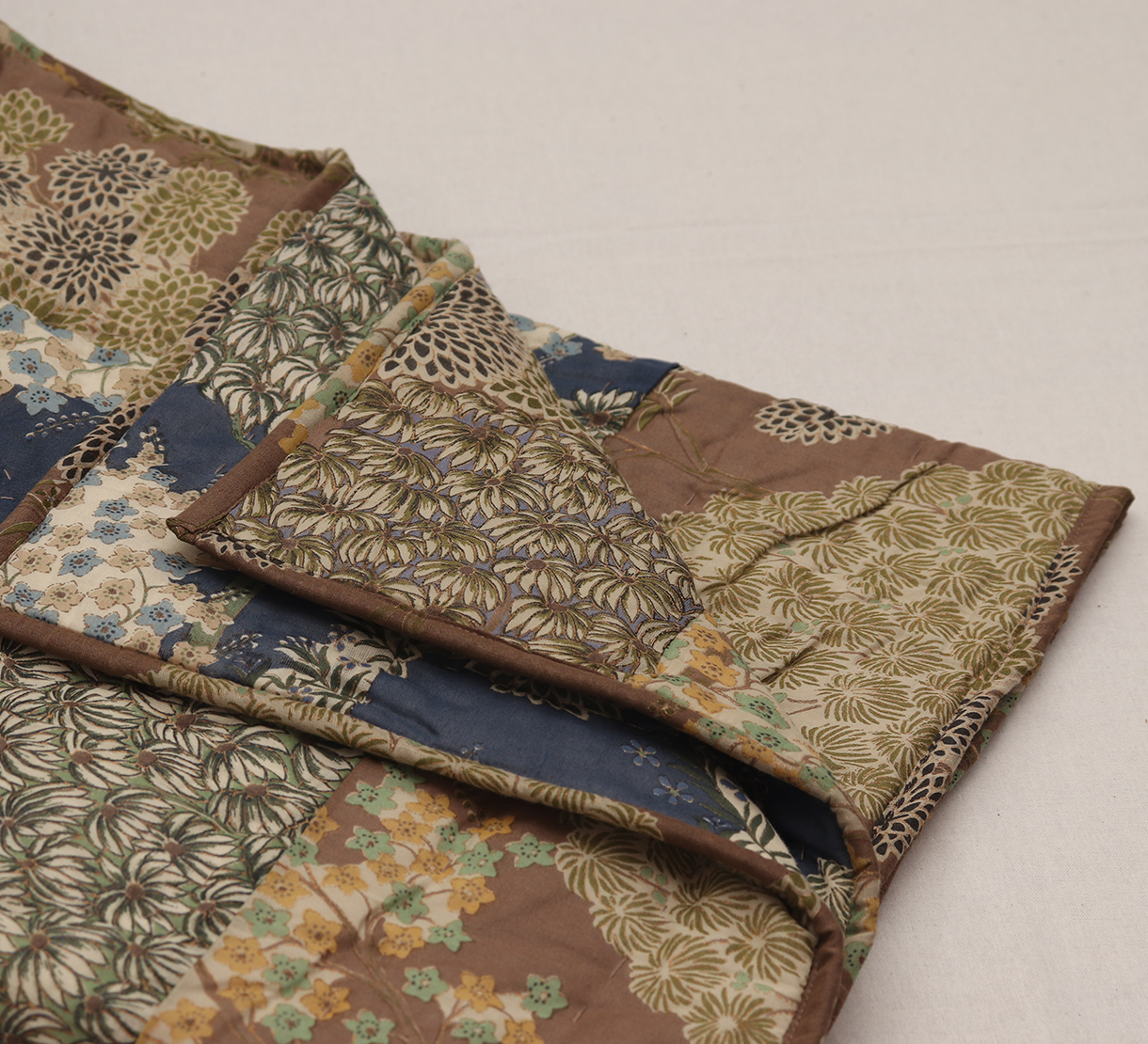 Quilt - Pichawai Sand Stone